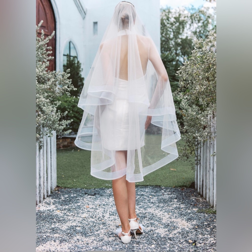 BRAND NEW UNUSED KNEE Length Veil